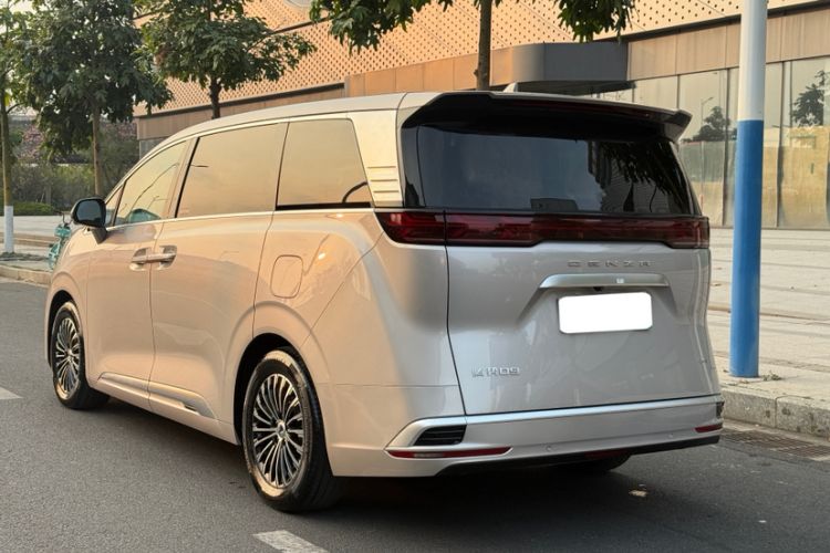 Used Denza D9 2022 DM-i 1040 Prestige Model
