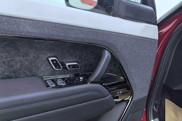 Used Land Rover Range SportNew Energy 2023 P510e Plug-in Hybrid – First Edition Interior 10