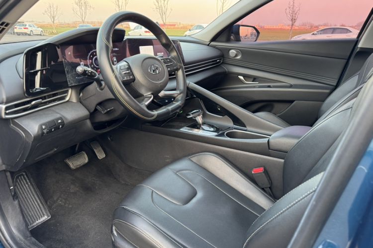 Used Hyundai Elantra 2021 1.5L CVT LUX Prestige Edition
