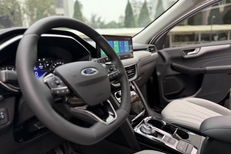 Used Ford Escape 2024 EcoBoost 245 Two-Wheel-Drive Titanium Edition
