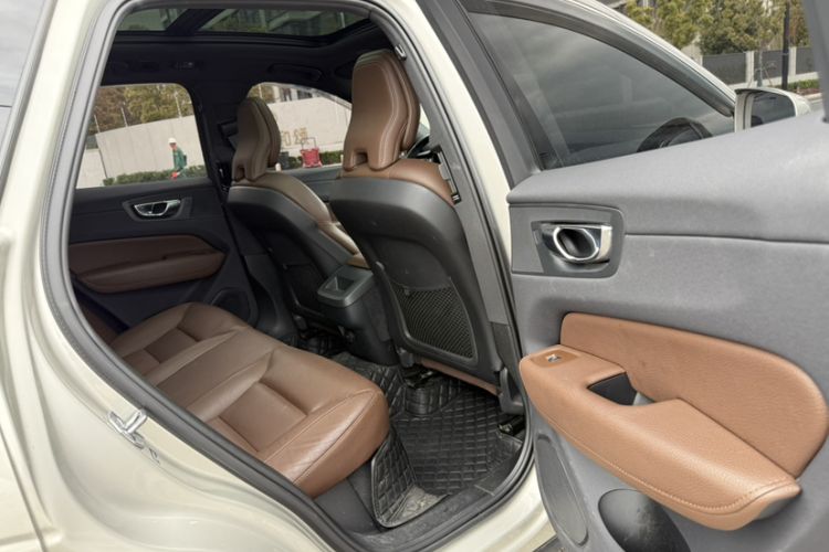 Used Volvo XC60 2021 T5 4x4 Smart Luxury Edition Interior 2