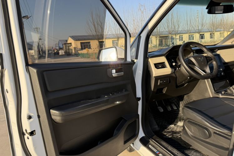 Used Wuling Hongguang PLUS 2019 1.5T Manual Luxury 7-Seater Interior 9