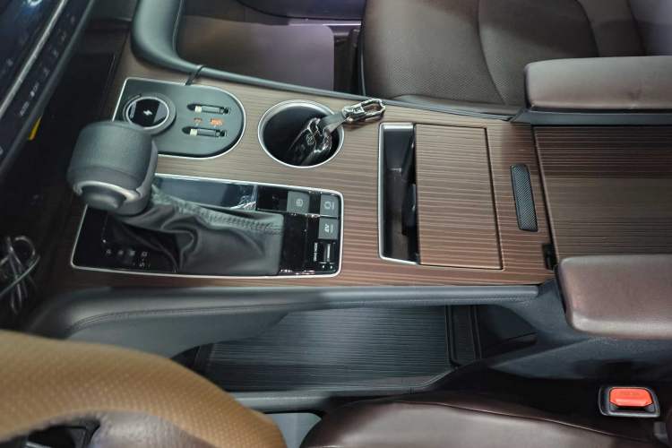 Used Toyota Granvia 2024 2.5L Hybrid Prestige PLUS Four-Wheel Drive Version