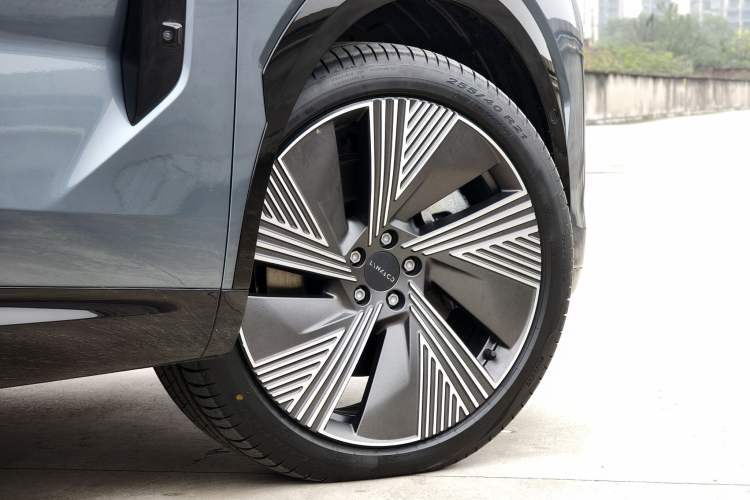 Used Lynk & Co 08 EM-P 2025 220 km All-Wheel-Drive Performance Halo
