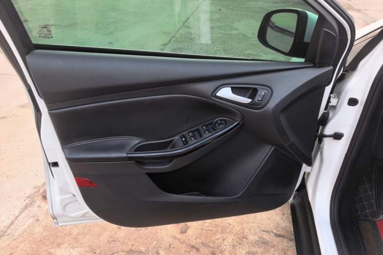 Used Ford Focus 2018 Hatchback Classic 1.6L Automatic Trendy SmartDrive Edition Interior 4