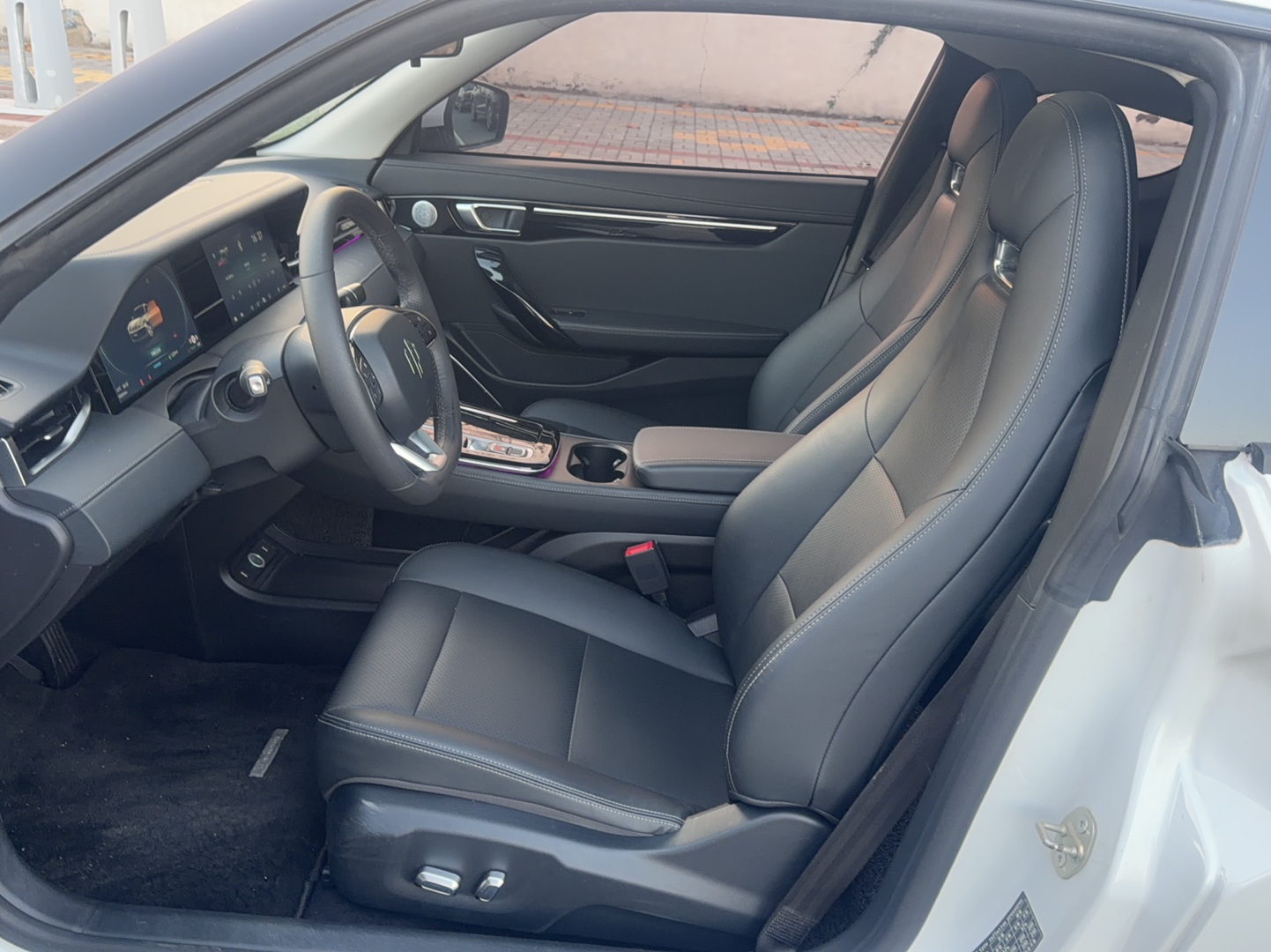 Переднее сиденье в автомобиле