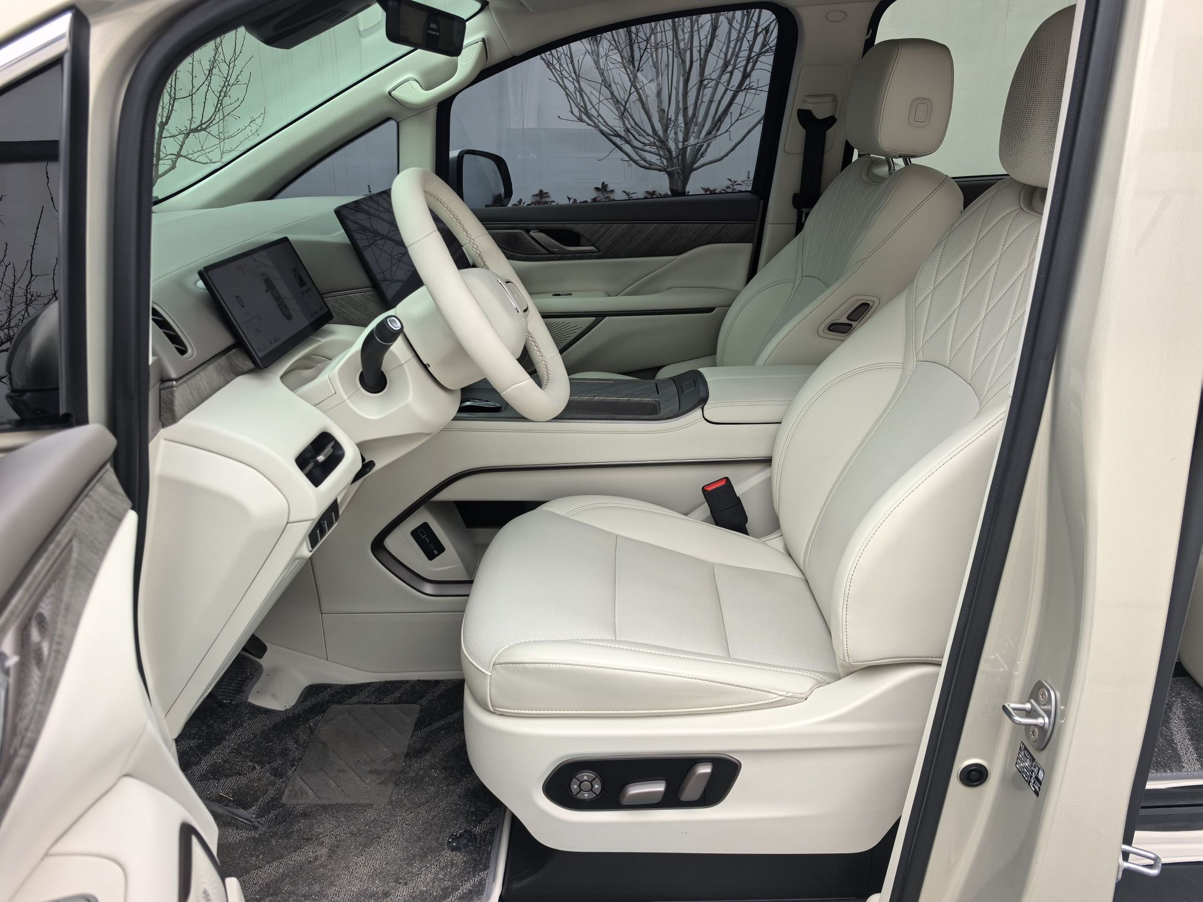 المقاعد الأمامية داخل السيارة