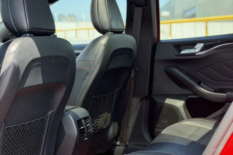 Used Ford Focus 2019 Hatchback EcoBoost 180 Automatic ST Line Interior 8