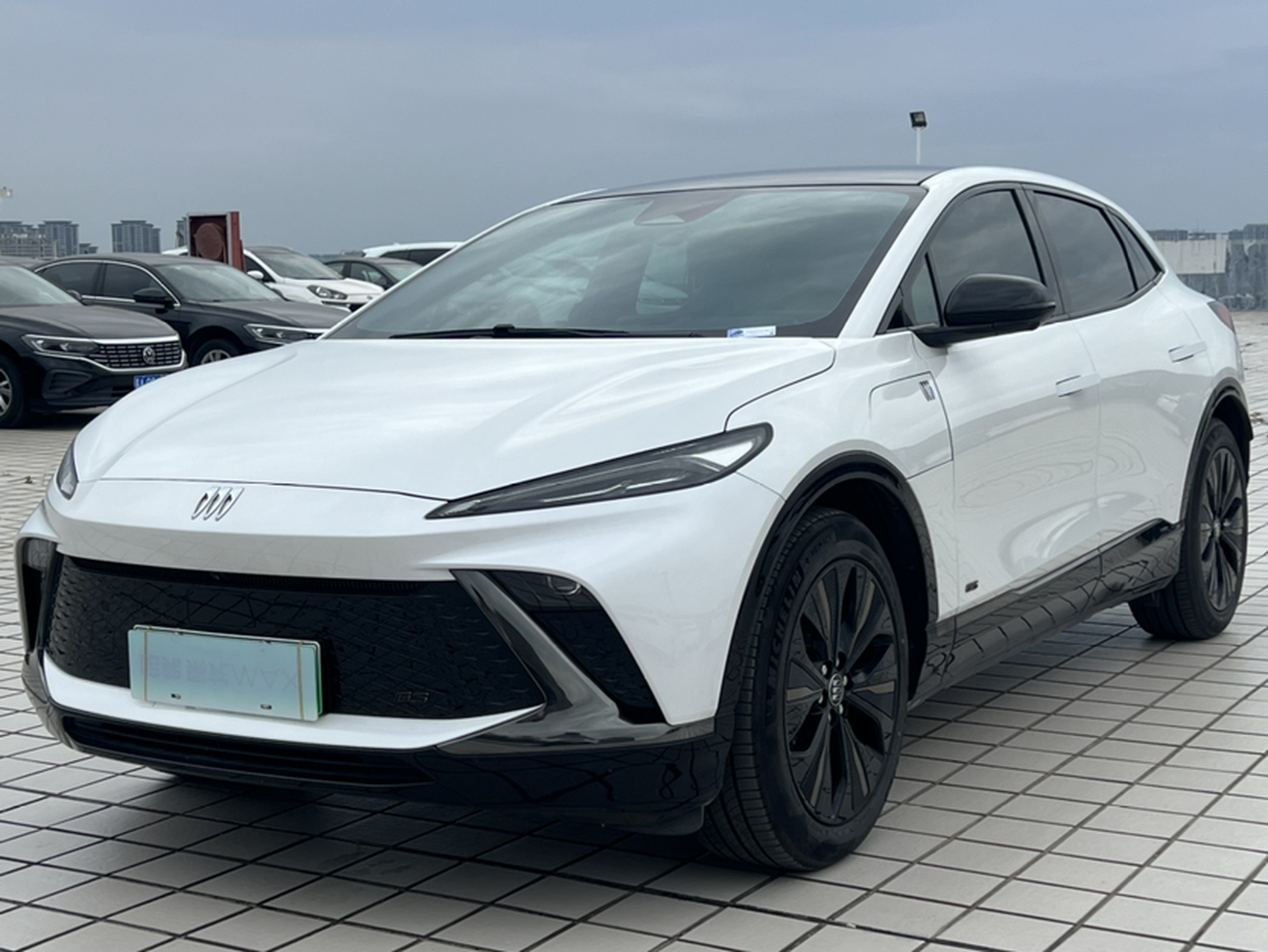 Под передней частью автомобиля