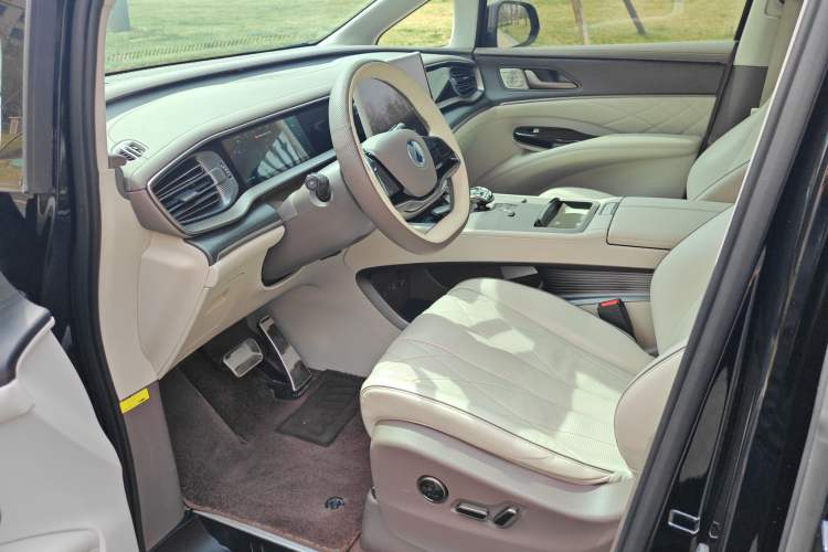 Used Denza D9 2022 DM-i 970 Four-Wheel Drive Prestige Model Interior 10