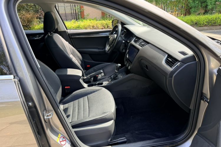 Used Skoda Octavia 2017 TSI280 DSG Smart Drive Edition Right Front Seat