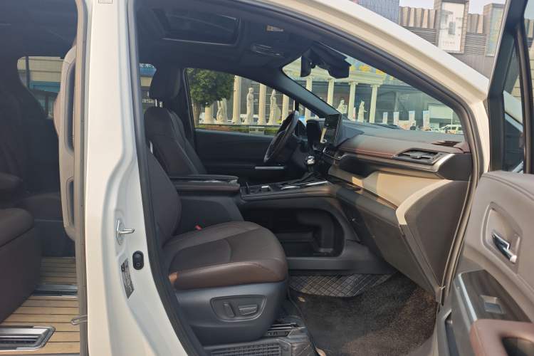 Used Toyota Granvia 2022 2.5L Hybrid Flagship Edition
