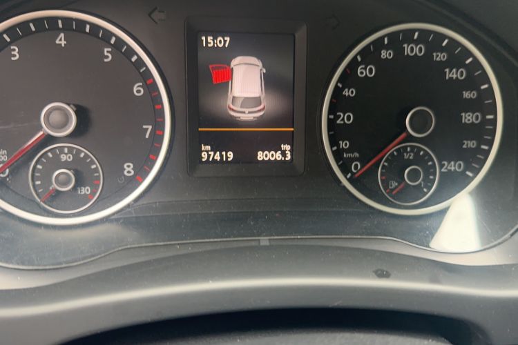 Used Volkswagen Tiguan 2015 1.8TSI Automatic Two-Wheel Drive Luxury Model Odometer Close Up