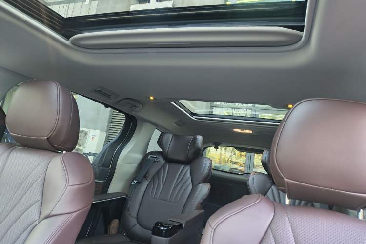 Used Toyota Granvia 2023 2.5L Hybrid Luxury Edition Interior 6