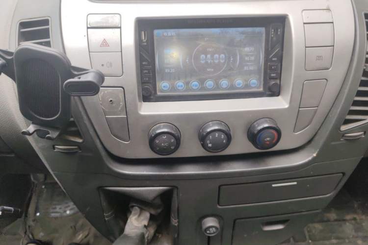 Used SAIC MAXUS Xintu V80 2016 2.5T Manual Aoyuntong National IV Short Wheelbase Mid-Roof 6-Seater Interior 2