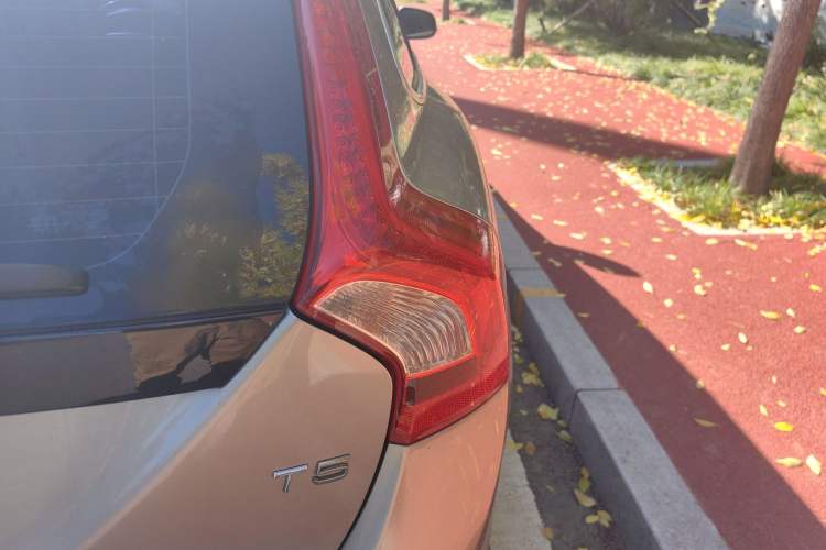 Used Volvo V60 2014 Restyled T5 Zhiya Edition
