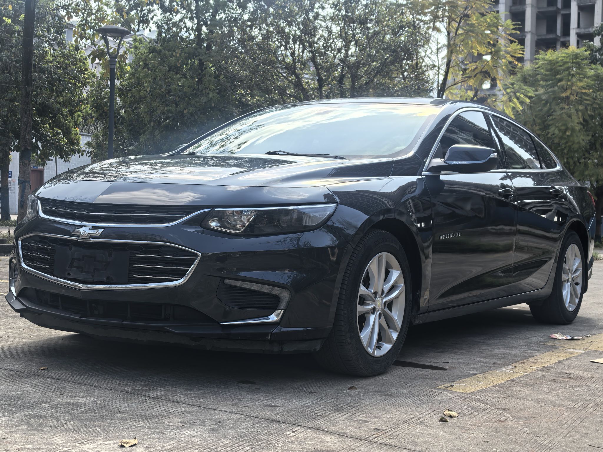 Под передней частью автомобиля