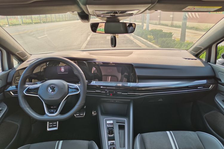 Used Volkswagen Golf 2021 280TSI DSG R-Line Interior 1