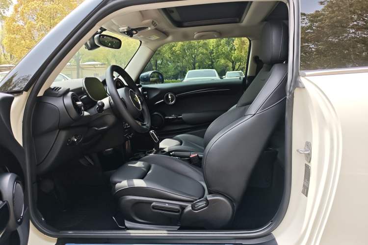 Used MINI 2021 1.5T COOPER Classic Edition Interior 2