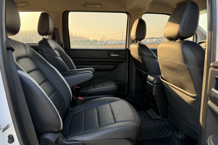 Used Wuling Hongguang PLUS 2019 1.5T Manual Luxury 7-Seater Interior 10