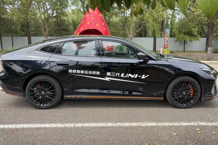 Used CHANGAN UNI-V 2025 Model Third-Generation 2.0T Dynamic Edition Exterior 3