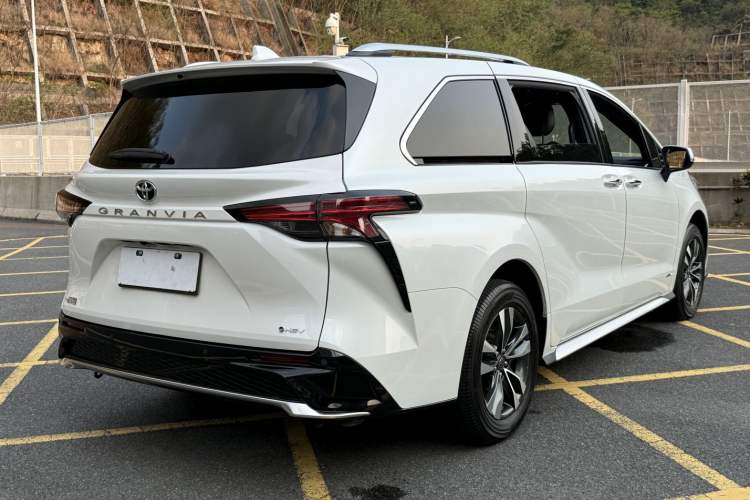 Used Toyota Granvia 2024 2.5L Hybrid Luxury Edition Exterior 4