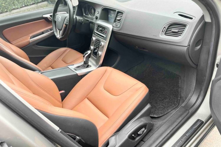 Used Volvo S60 2015 S60L 2.0T Zhiyuan Edition
