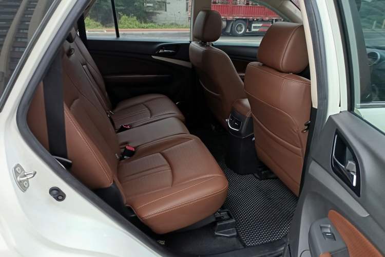 Used BYD S7 2015 2.0T Upgraded Automatic Luxury Version Interior 5