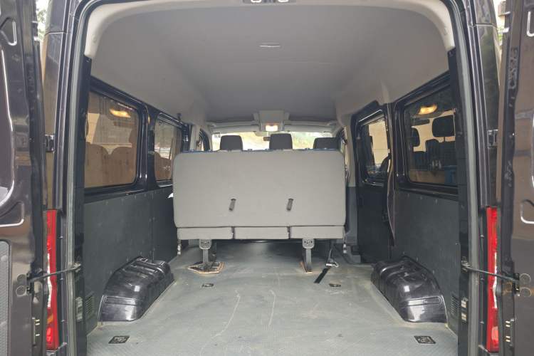 Used Dongfeng Yufeng Yufeng 2021 2.0T Rear-Drive Logistics Vehicle Short Wheelbase Mid-Roof 5-9 Seaters China VI Standard D20
