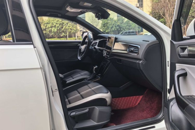Used Volkswagen T-ROC 2024 300TSI DSG Two-Wheel-Drive Chen Guang Edition Interior 4