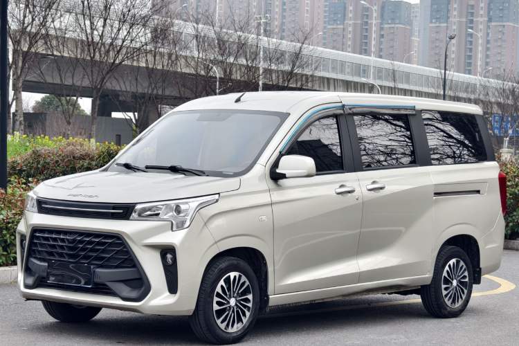 Used Dongfeng Fengon 380 2022 1.5L Comfort-Class Passenger Vehicle (Steel Spring) with 5 Seats