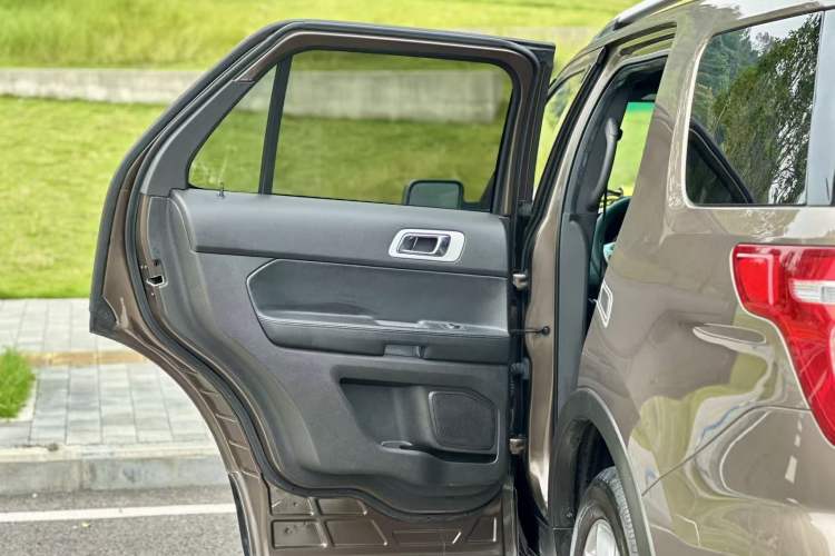 Used Ford Explorer 2013 3.5L Deluxe Model
