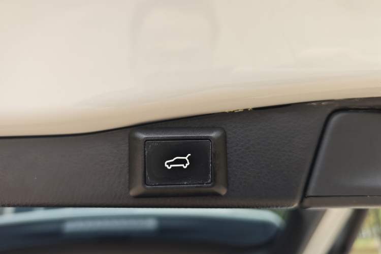 Used Toyota RAV4 2023 2.0L CVT Two-Wheel Drive Urban Edition Exterior 8