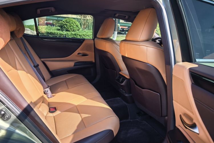 Used Lexus ES 2020 300h Premier Edition
