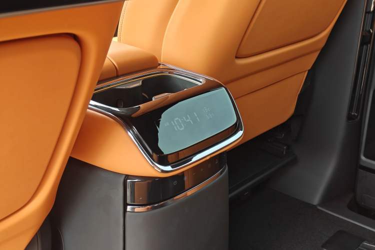 Used Geely Galaxy LEVC L380 2024 140-Degree 6-Seater All-Wheel-Drive Ultra