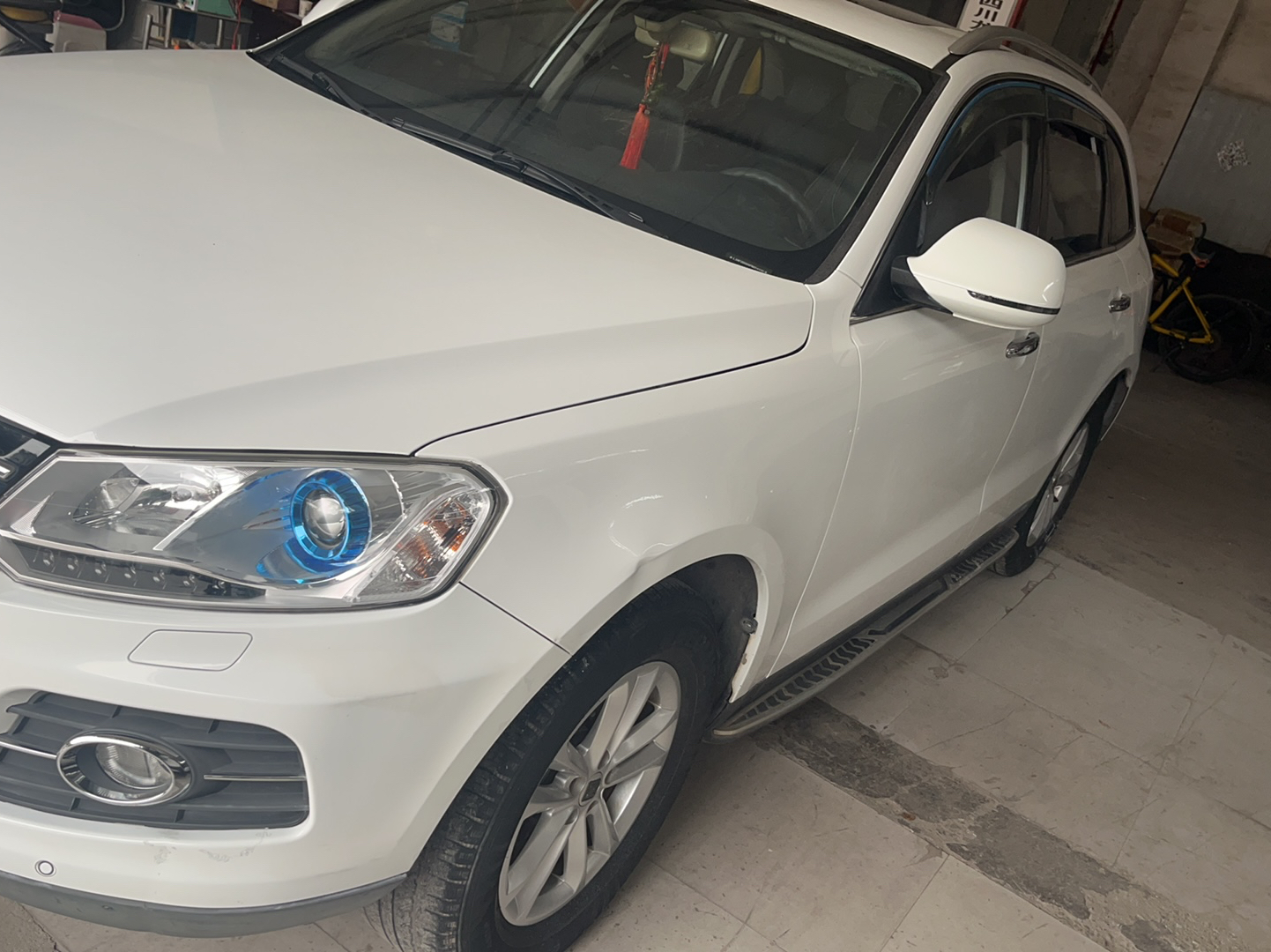 تحت مقدمة السيارة