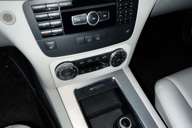 Used Mercedes-Benz GLK-Class 2013 Facelift GLK 300 4MATIC Fashion Edition Interior 7