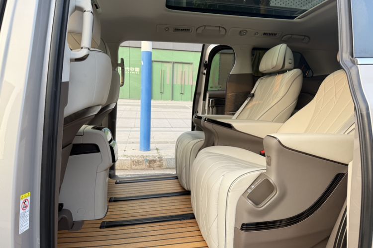 Used Denza D9 2022 DM-i 1040 Prestige Model
