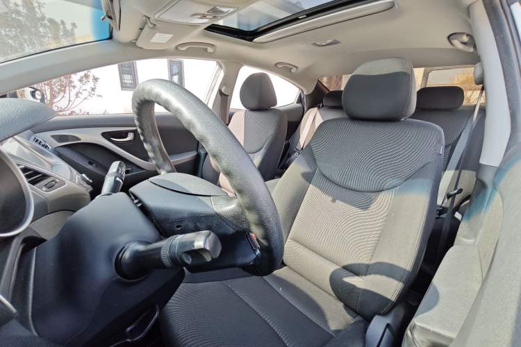 Used Hyundai Elantra (5th Generation / Langdong) 2016 1.6L Automatic Prestige Model Interior 9