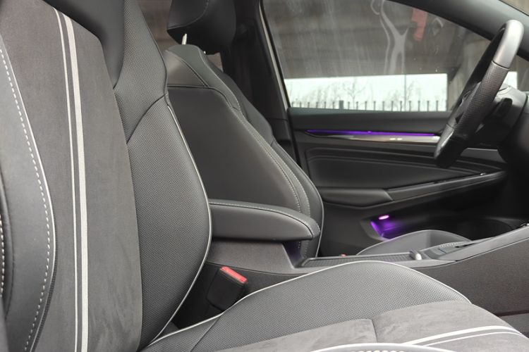 Used Volkswagen Golf 2023 Facelift 280TSI DSG R-Line Lite Interior 12