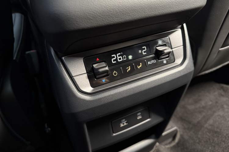 Used Ford Edge 2025 Ford Explorer L 2.0T EcoBoost E-Hybrid Two-Wheel Drive 7-Seater Luxury Model