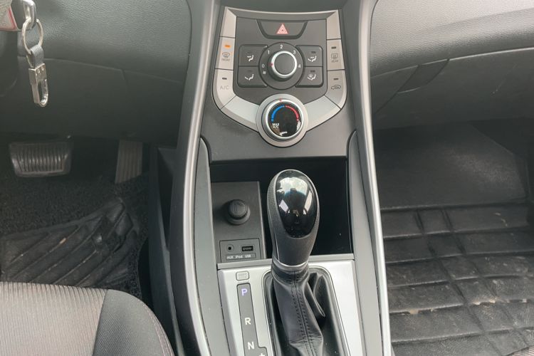 Used Hyundai Elantra (5th Generation / Langdong) 2012 1.6L Automatic Fashion Edition Interior 1
