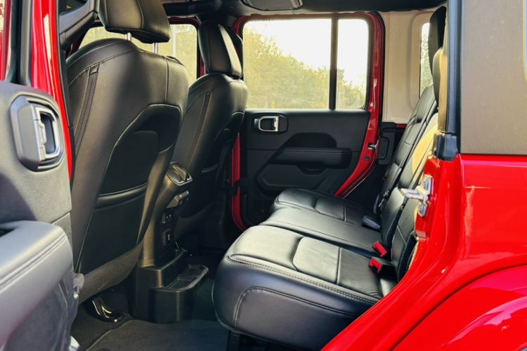 Used Jeep Wrangler 2019 2.0T Sahara Four-Door Version China VI Emission Standard
