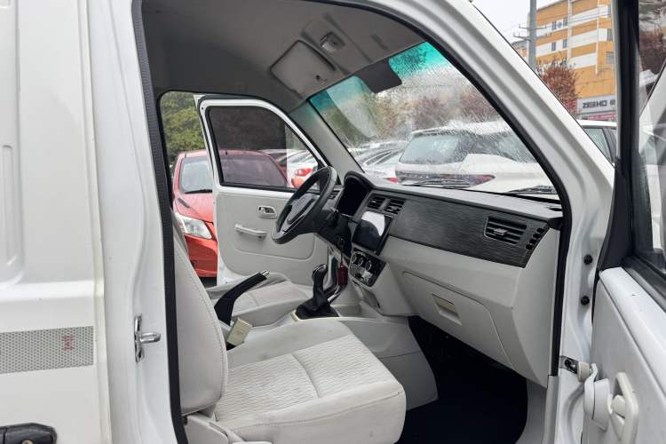 Used Jinbei New Hiace X30L 2022 1.5L Super Enjoyment Edition Air-Conditioning-Free Van China VI Standard SWC15M