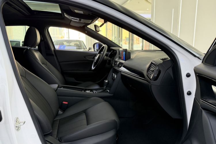 Used Mazda CX-4 2021 2.0L Automatic Two-Wheel Drive Blue Sky Dynamic Edition Interior 4