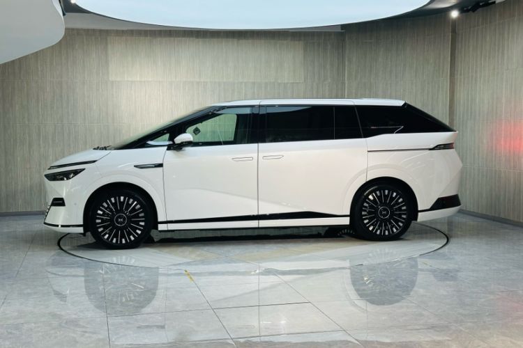 Used XPeng X9 2025 740 Ultra-Long Range Max Exterior 2