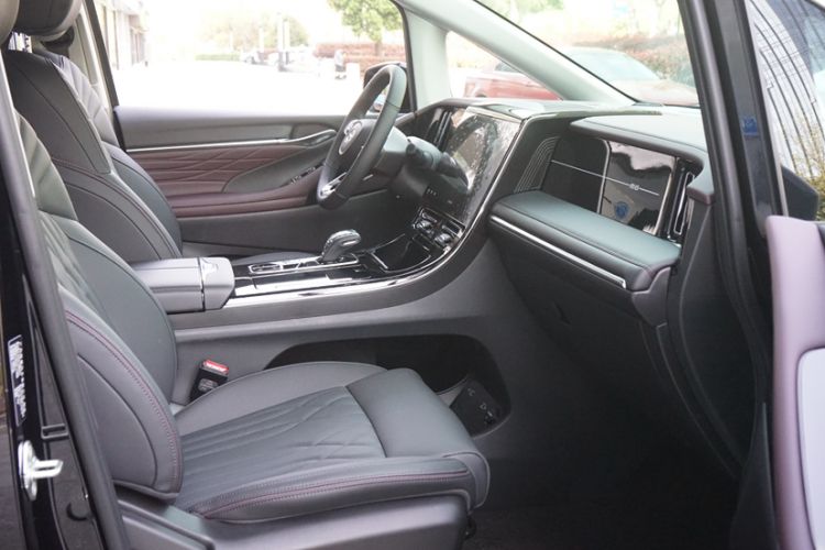 Used GAC Trumpchi M8 2024 Master Series 400T Prestige Edition Right Front Seat