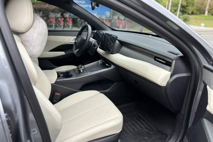 Used BYD Qin PLUS 2025 DM-i Smart Drive 55KM Leading Model Interior 5