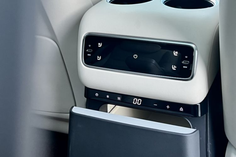 Used Li Auto MEGA 2024 Ultra Model
