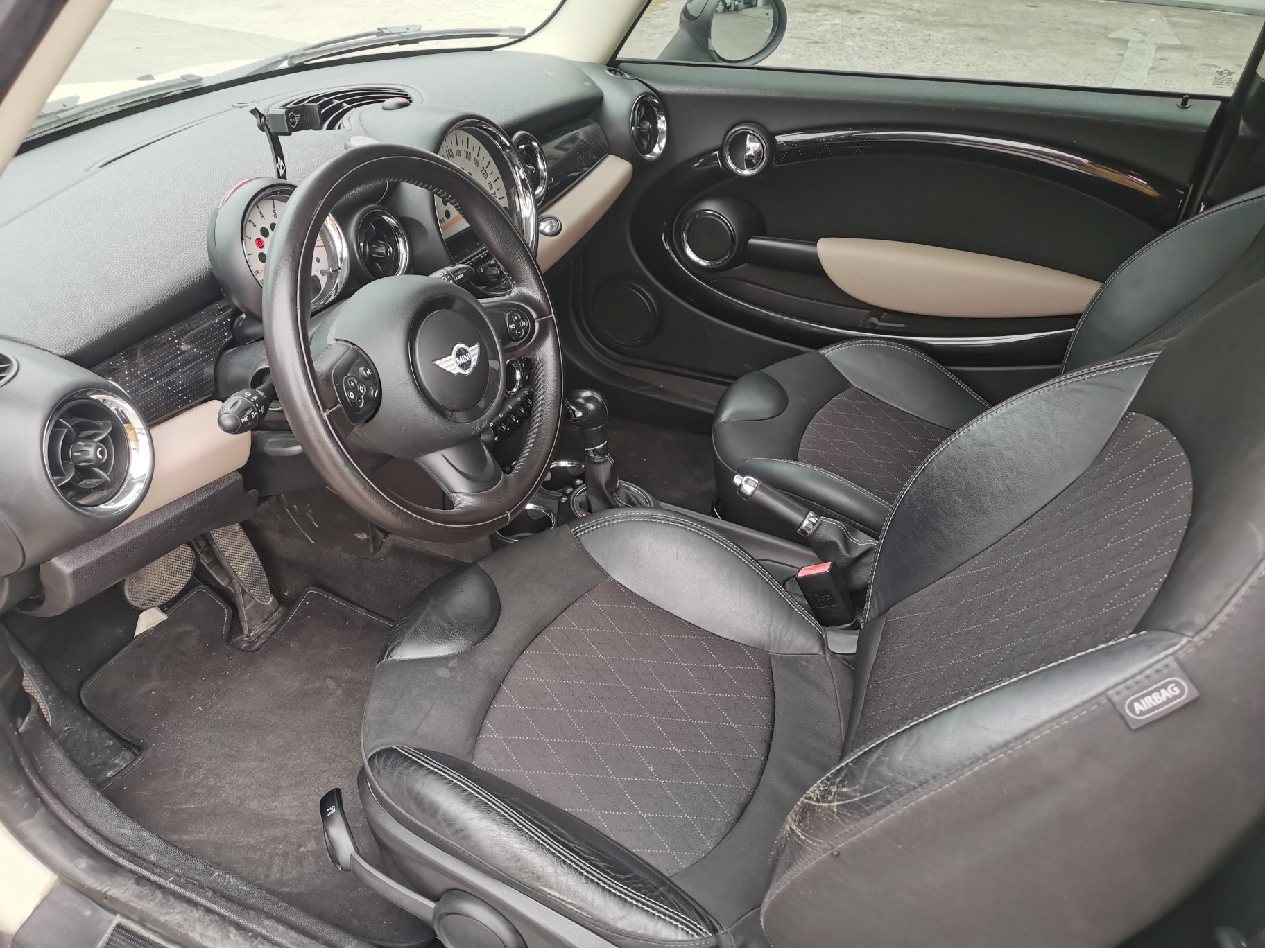 Переднее сиденье в автомобиле